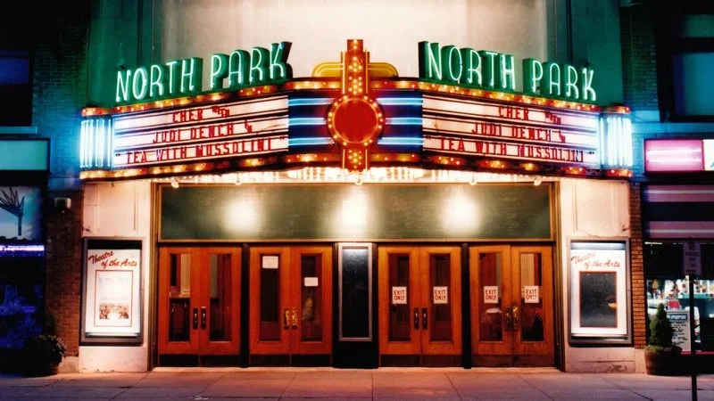 复古电影院外观夜景